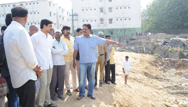 Inspecting-to-sewage-facilities-in-Nayandanahall