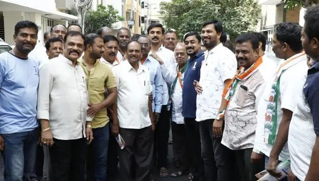 Visited houses in the GKW layout of ward 126 of MaruthiMandira, consulted with the public and asked for votes on behalf of Congress party.