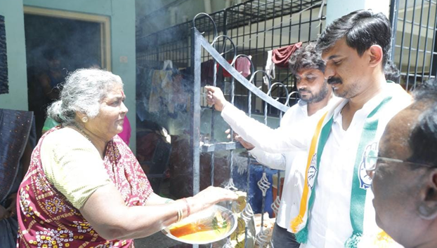 Campaigned for votes on behalf of Congress party by visiting the houses of residents of Subbanna Garden of Maruthinagar ward 126