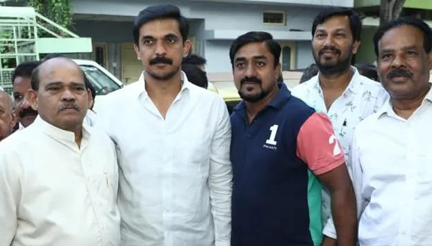 Visited houses in the GKW layout of ward 126 of MaruthiMandira, consulted with the public and asked for votes on behalf of Congress party.
