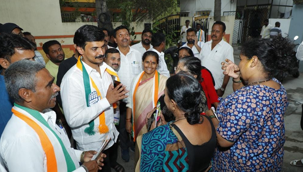 Campaigned for votes on behalf of Congress party by visiting houses in Sanjeevininagar in Moodalapalya ward 127