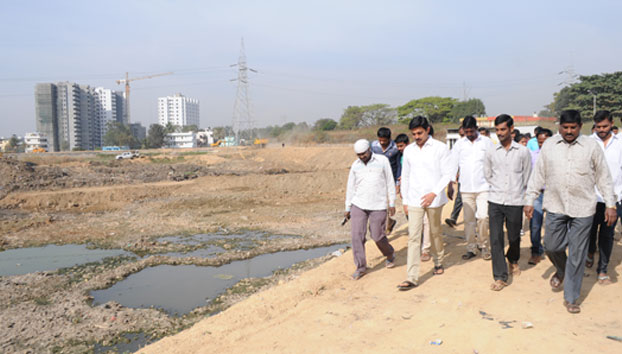 Inspecting-to-sewage-facilities-in-Nayandanahall